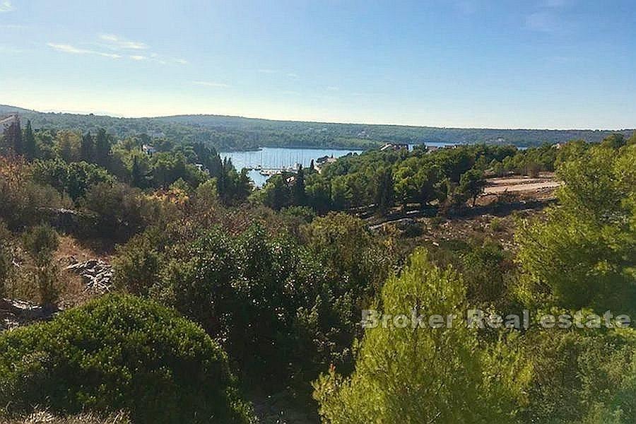 Land i T-sone nær sjøen