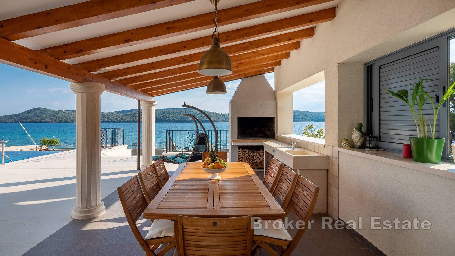 Luksuzno imanje prvi red do mora