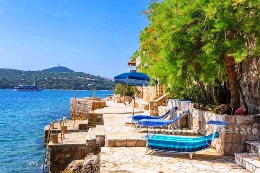 House first row to the sea