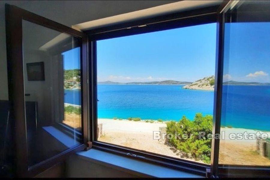 Žirje, hus första raden till havet