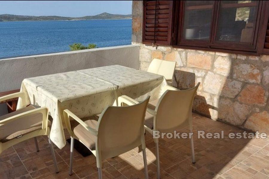 Žirje, hus första raden till havet