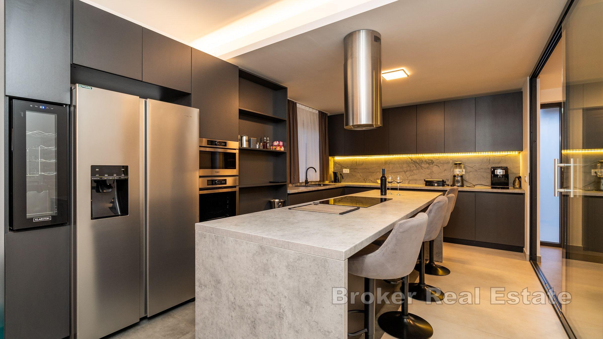 Maison au premier rang de la mer