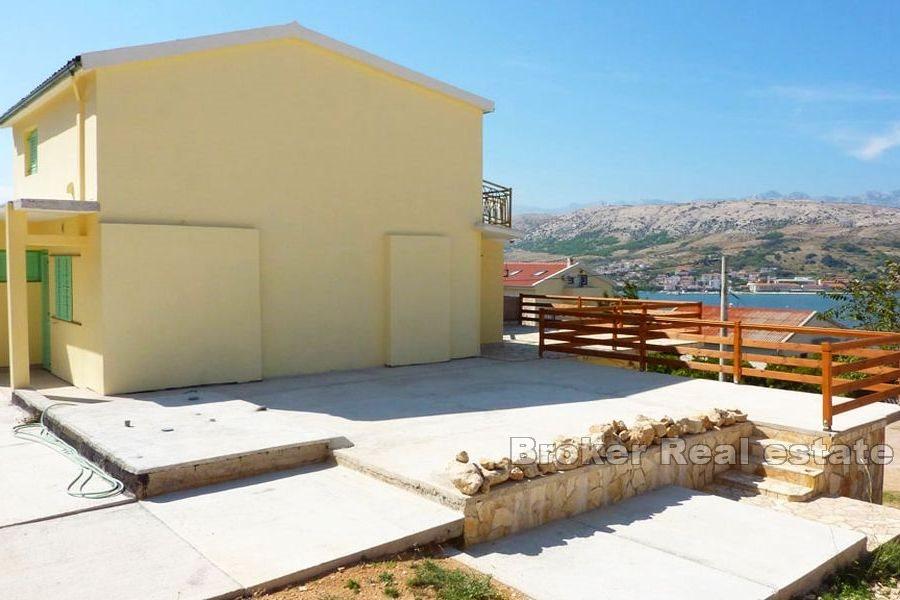 Dom z apartamentami z widokiem na morze