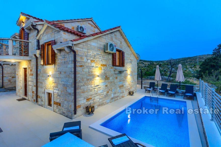 Maison en pierre avec piscine