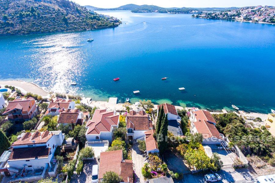 Maison en pierre au premier rang de la mer