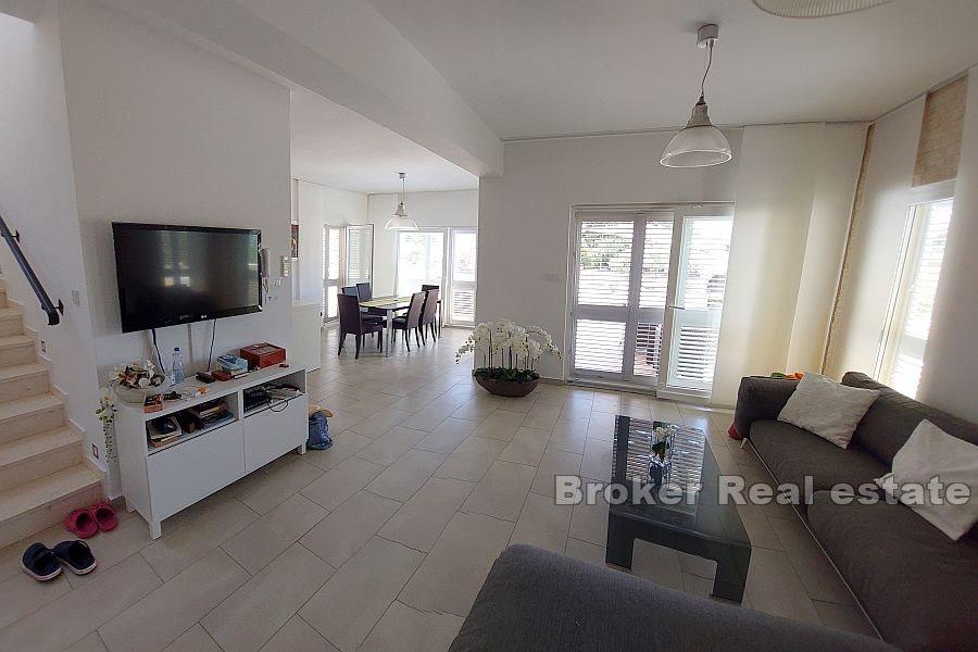 Maison en pierre au premier rang de la mer