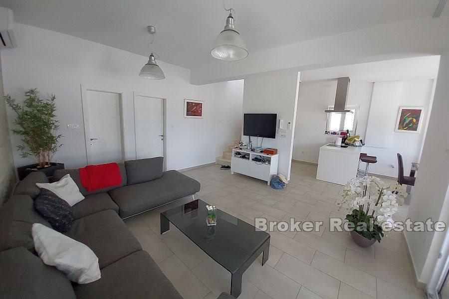 Maison en pierre au premier rang de la mer