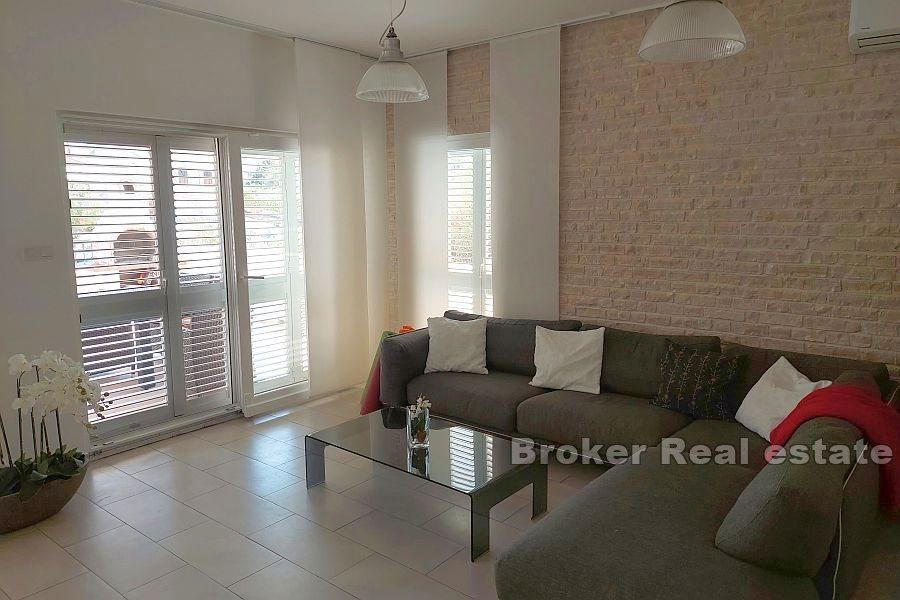 Maison en pierre au premier rang de la mer