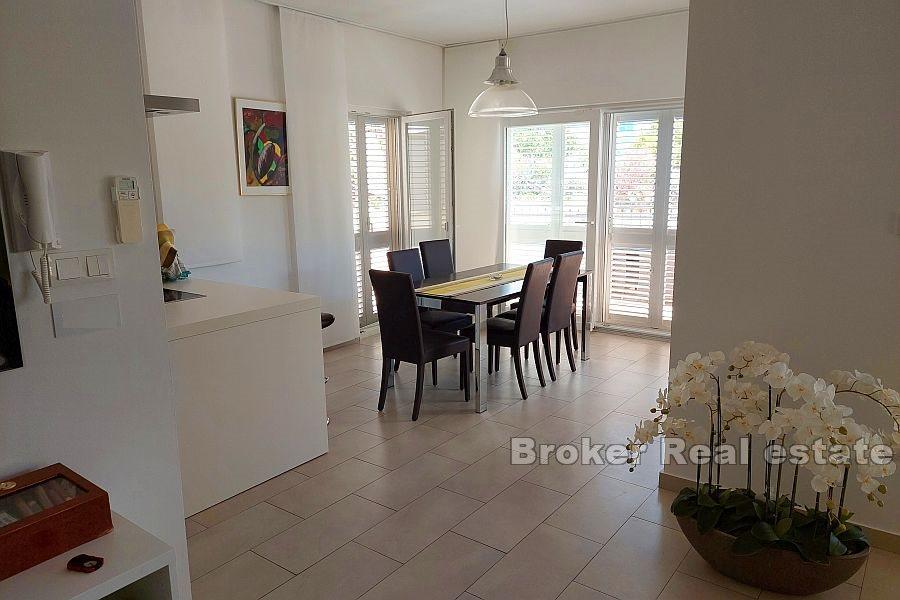 Maison en pierre au premier rang de la mer