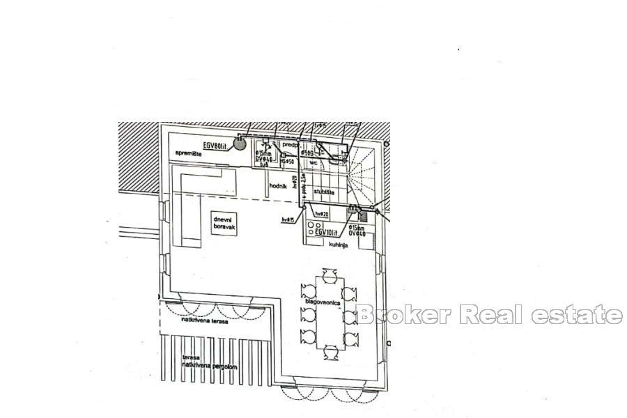 Maison en pierre au premier rang de la mer