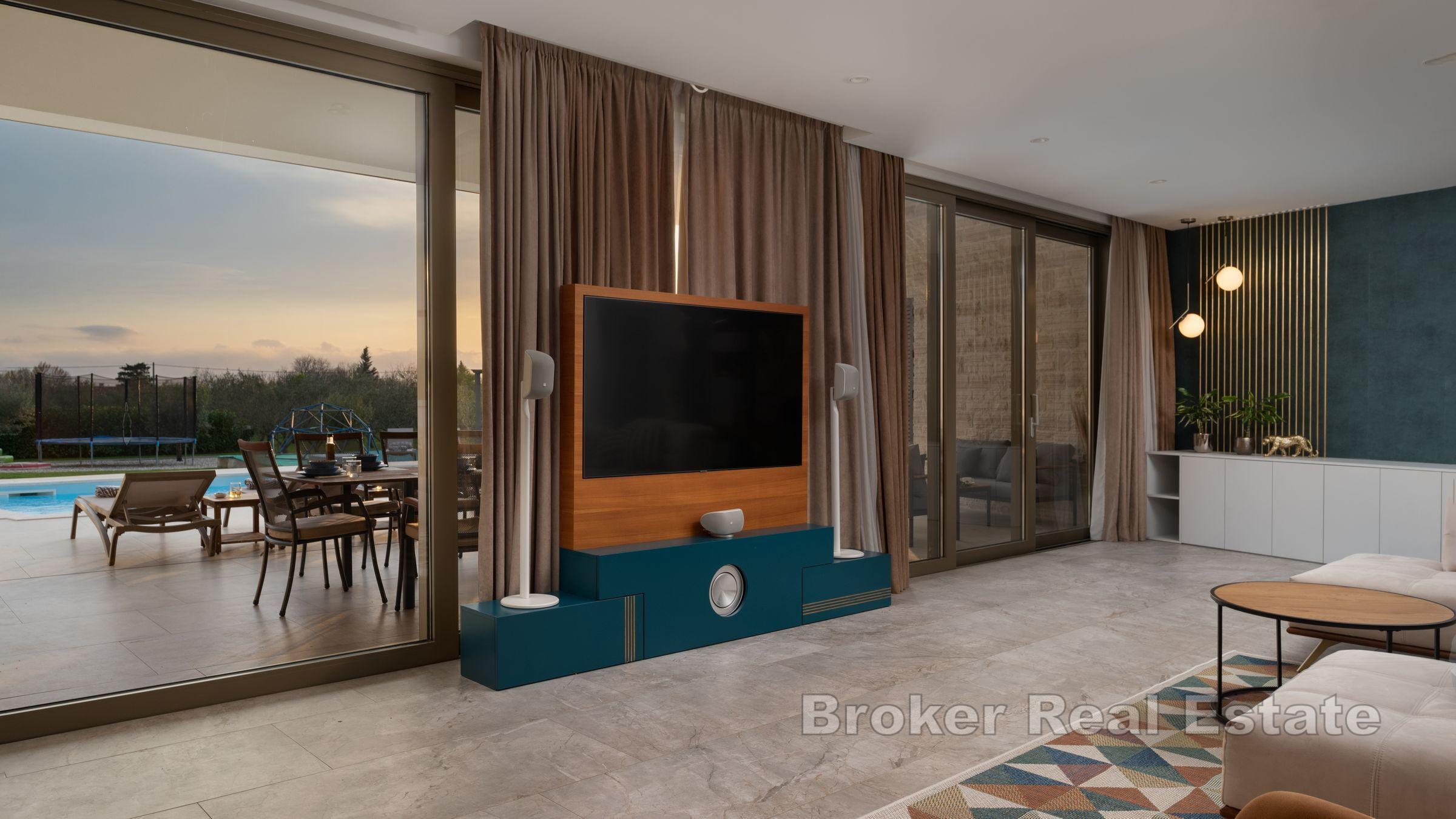 Moderna kuća s bazenom