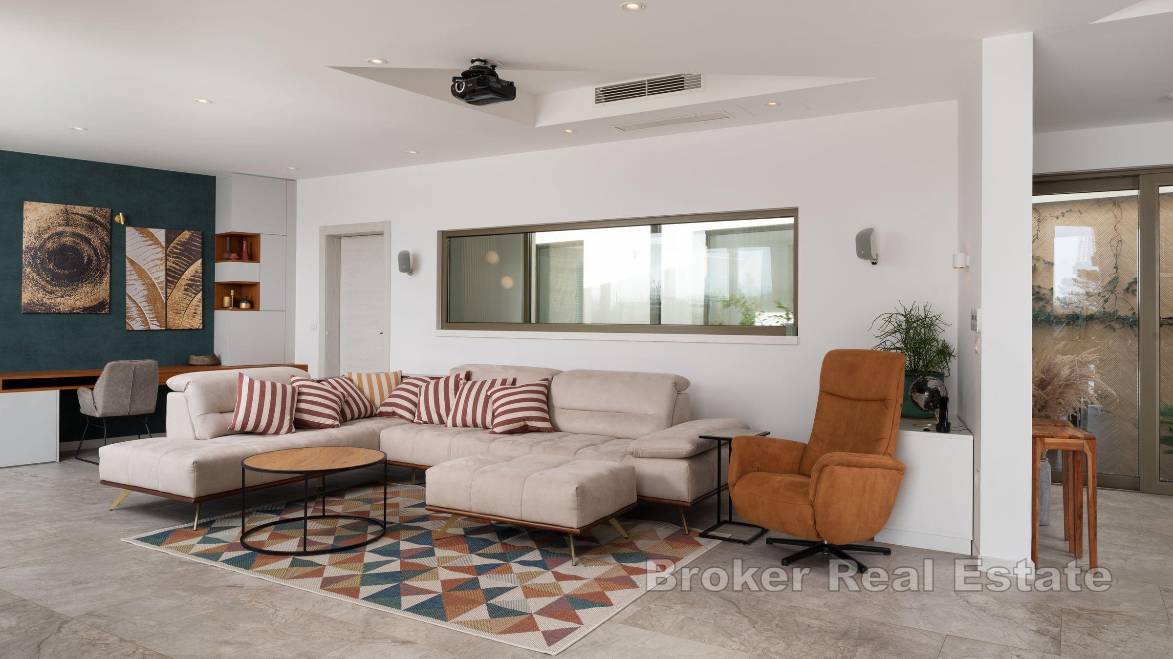 Moderne hus med basseng