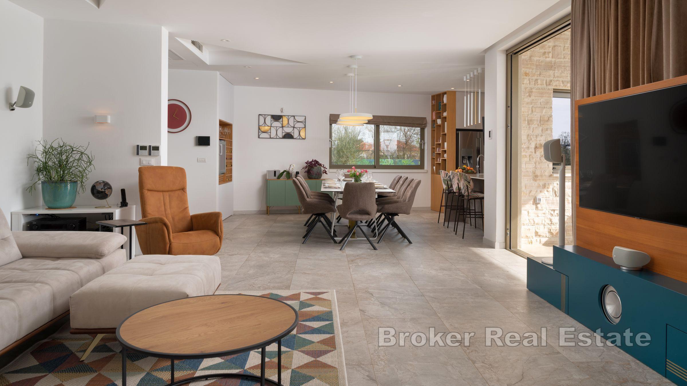 Moderne hus med basseng