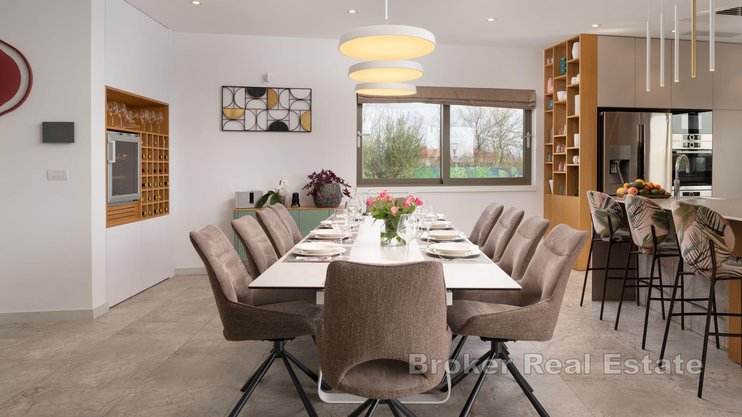 Moderne hus med basseng