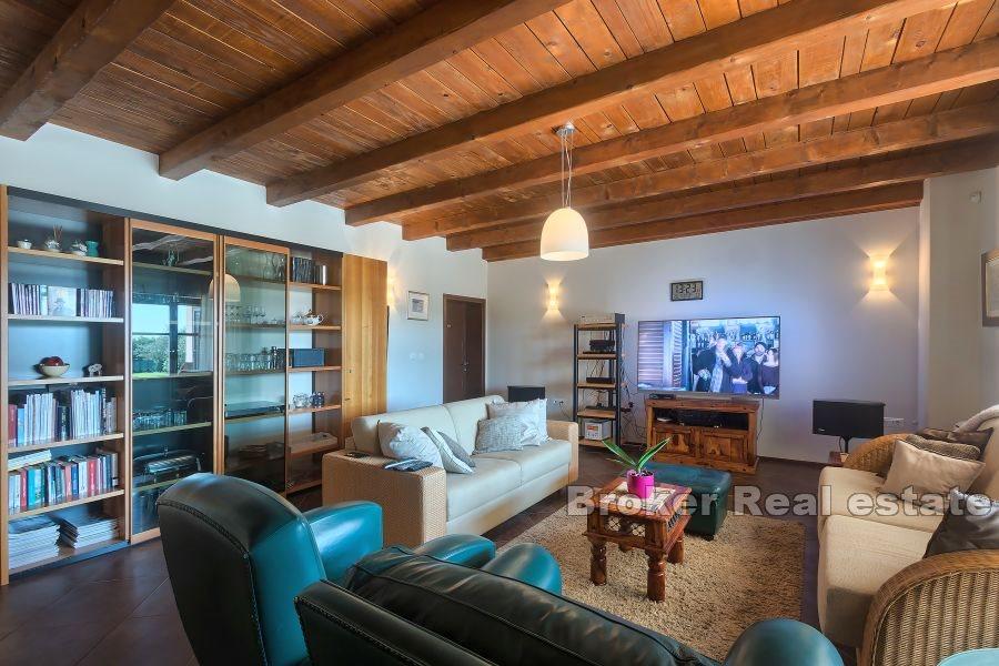 Villa moderna con piscina