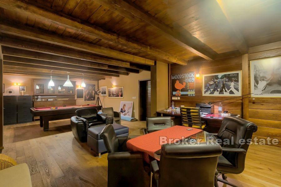 Villa moderna con piscina