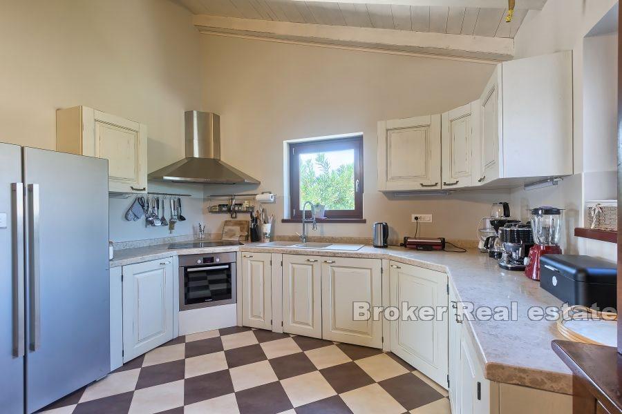 Villa moderna con piscina