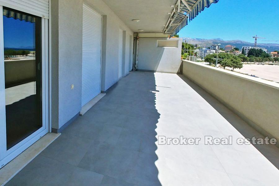 Žnjan, appartement de deux chambres, première rangée de la mer