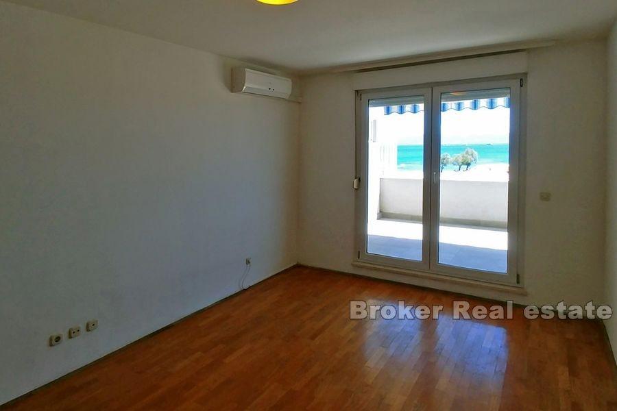 Žnjan, appartement de deux chambres, première rangée de la mer