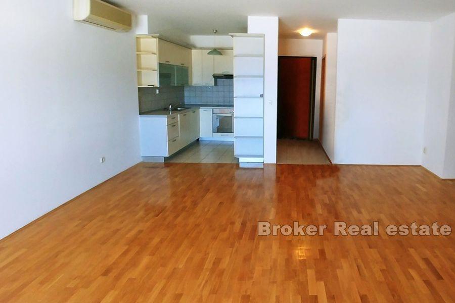 Žnjan, appartement de deux chambres, première rangée de la mer