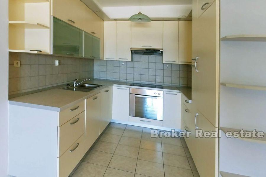 Žnjan, appartement de deux chambres, première rangée de la mer