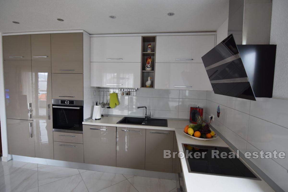 Красивый дом с видом на море