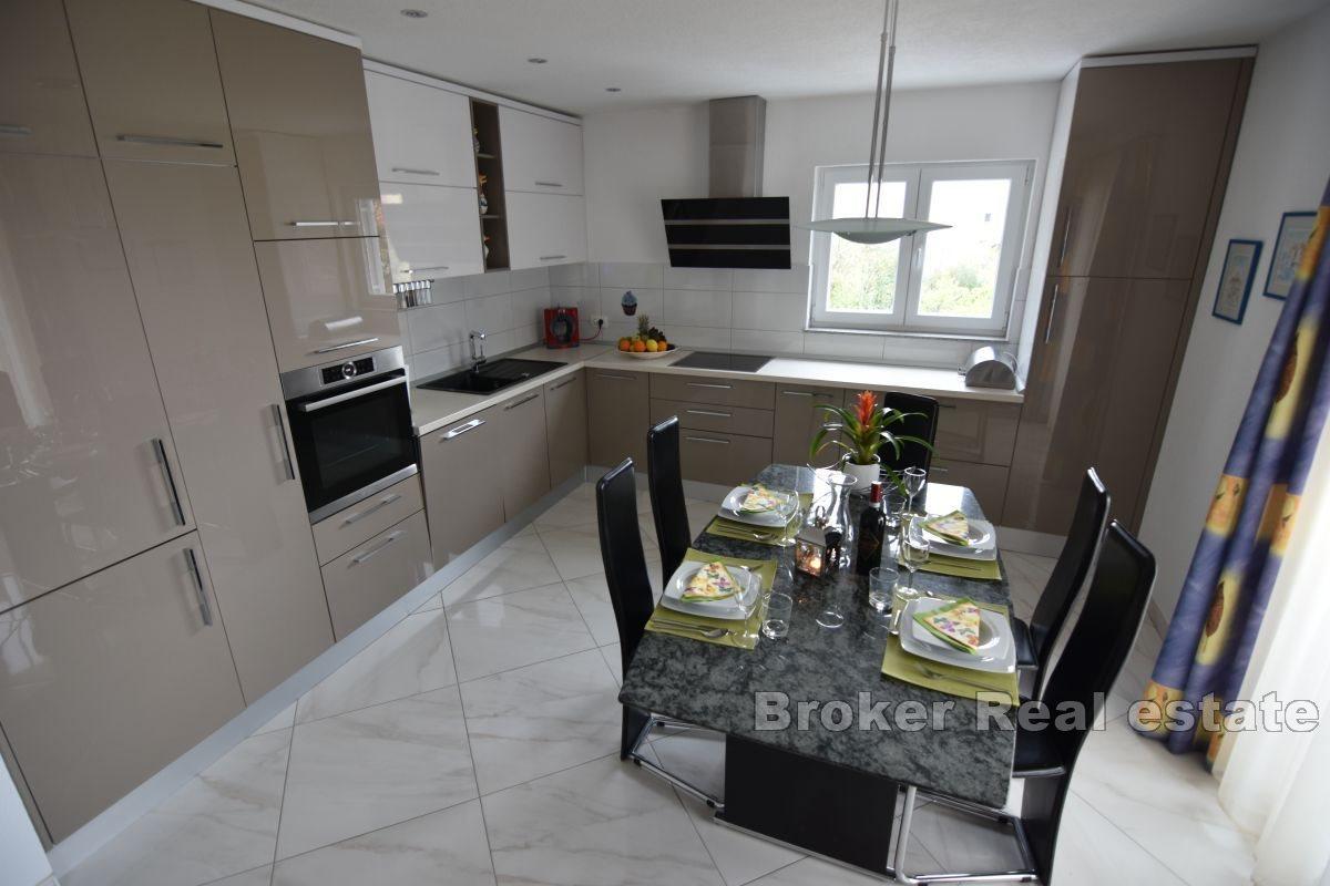 Красивый дом с видом на море