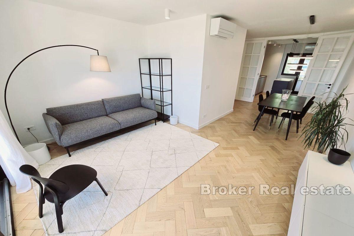 Moderan trosoban stan s pogledom na more