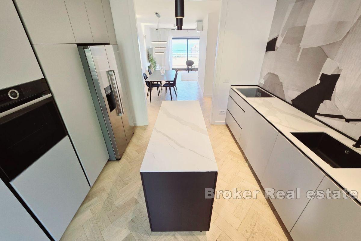 Moderan trosoban stan s pogledom na more