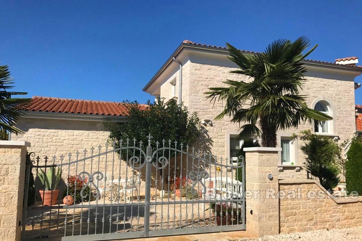 Maison en pierre avec vue panoramique sur le paysage