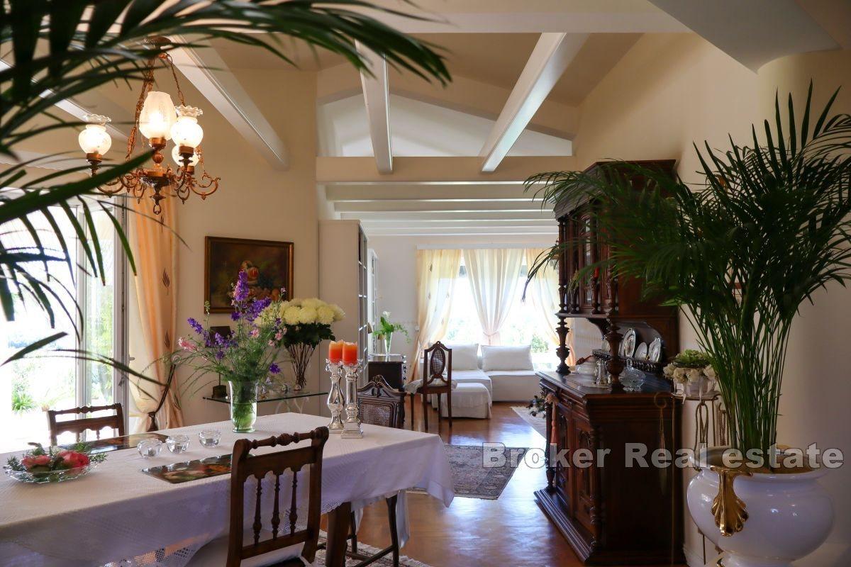 Maison en pierre avec vue panoramique sur le paysage