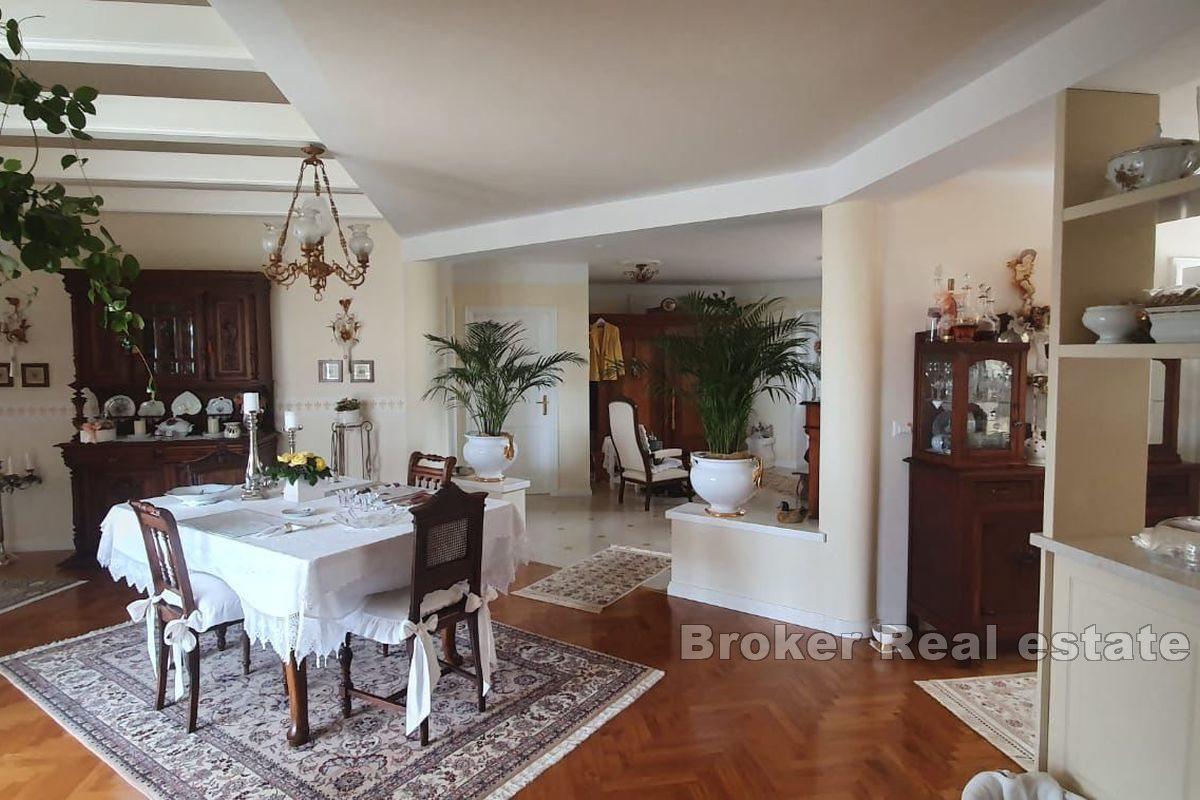 Каменный дом с панорамным видом на окрестности