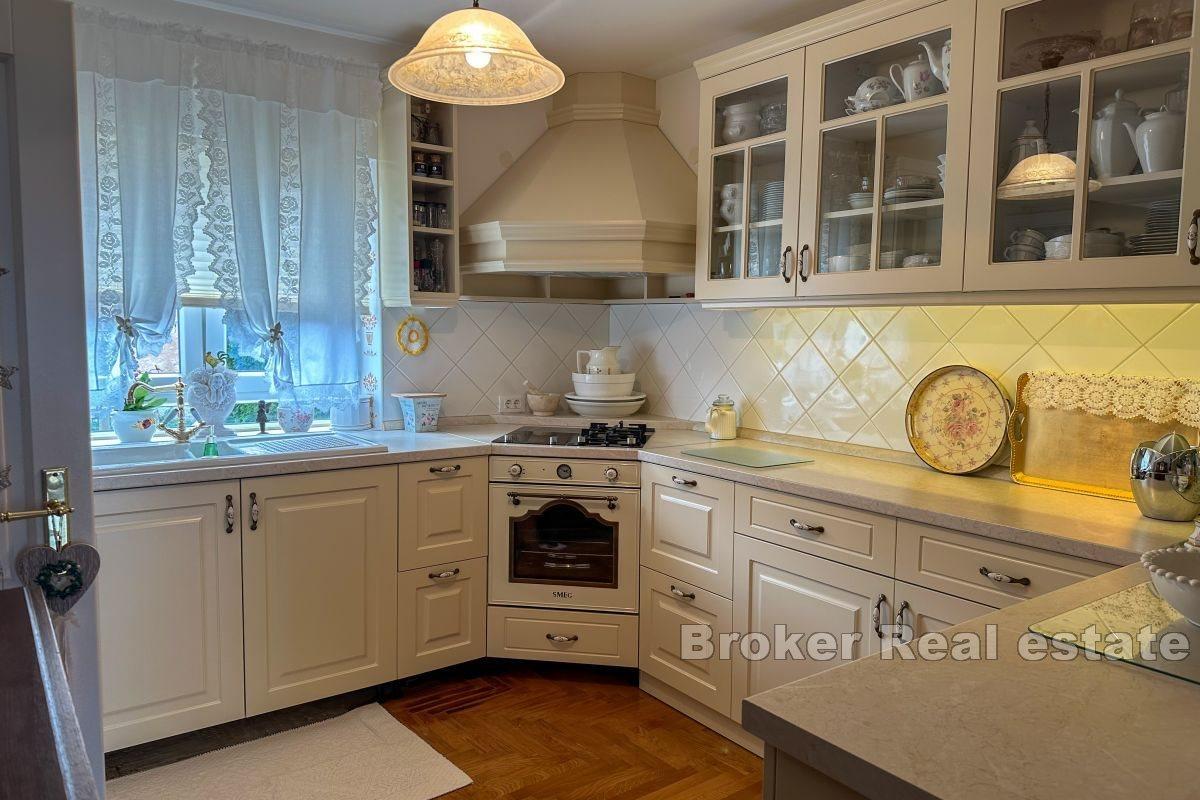 Каменный дом с панорамным видом на окрестности