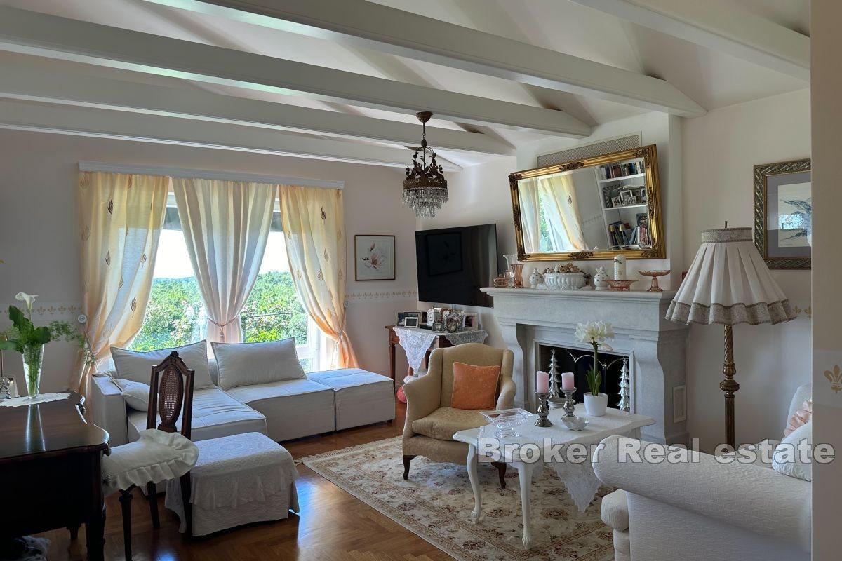 Maison en pierre avec vue panoramique sur le paysage