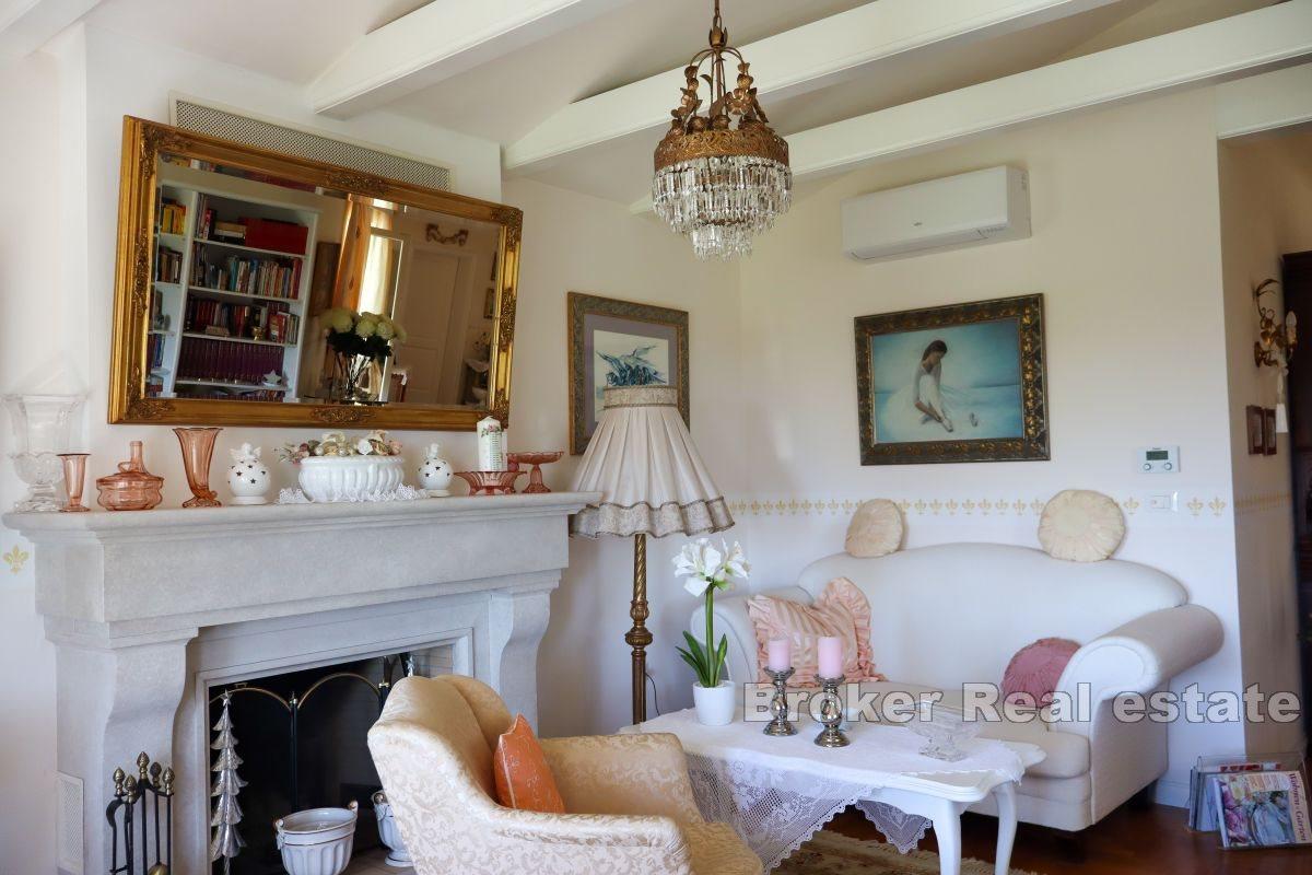 Каменный дом с панорамным видом на окрестности