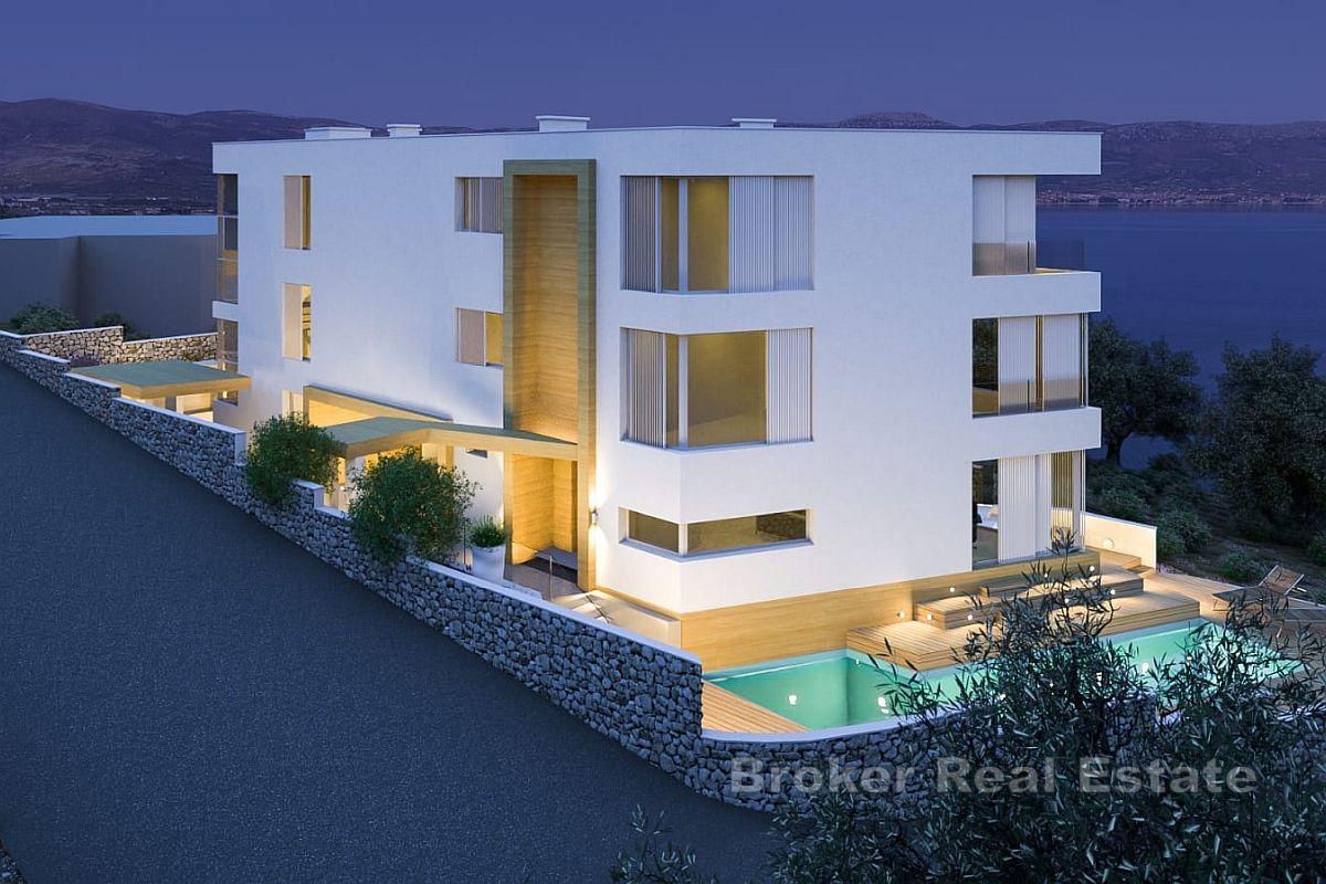 Villa in condizioni roh-bauh con tre unità abitative