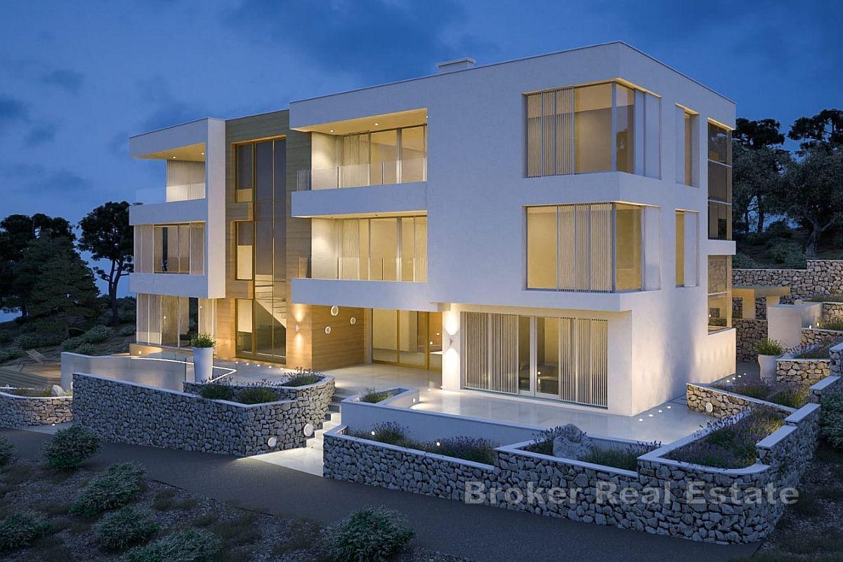 Villa in condizioni roh-bauh con tre unità abitative