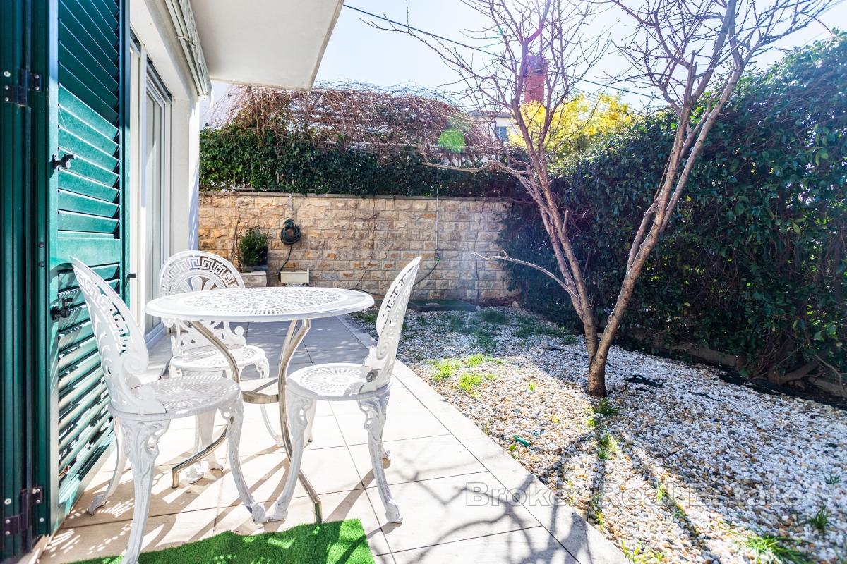 Многоквартирный дом недалеко от моря