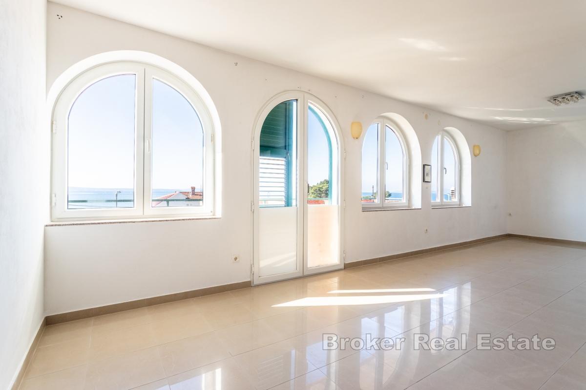 Многоквартирный дом недалеко от моря