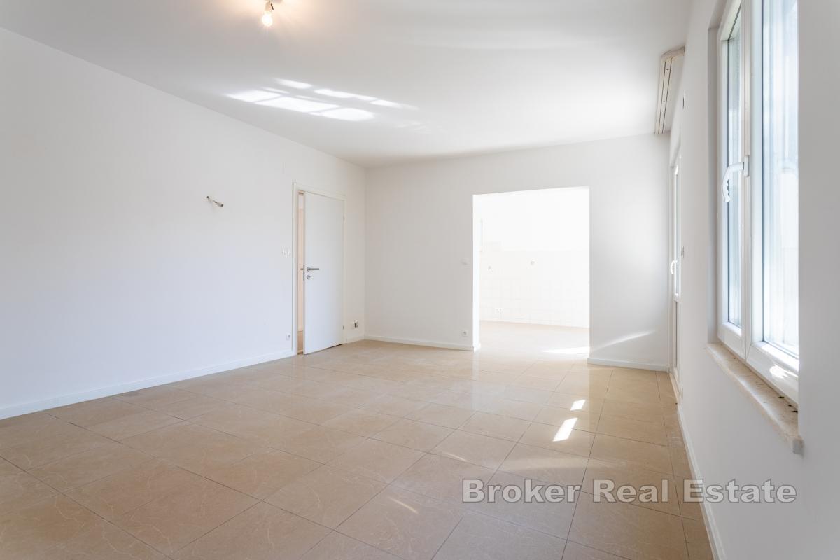 Многоквартирный дом недалеко от моря