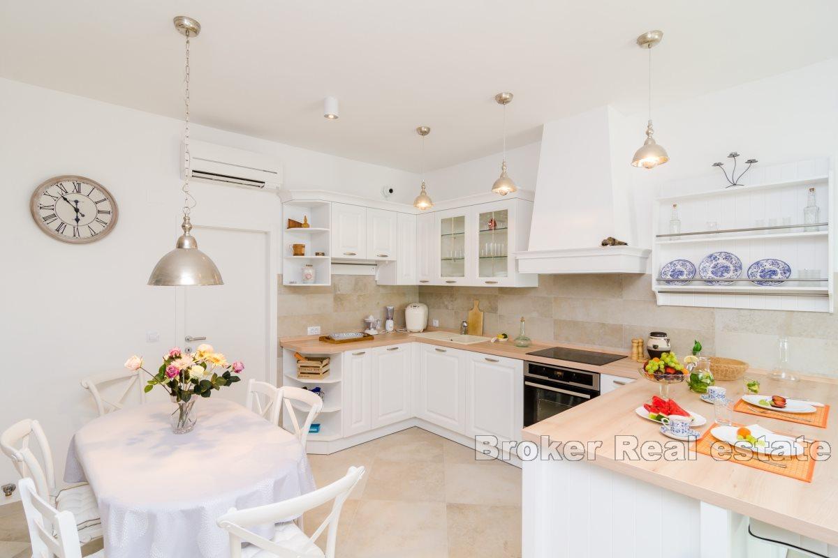 Каменная вилла с бассейном и очаровательным видом на море