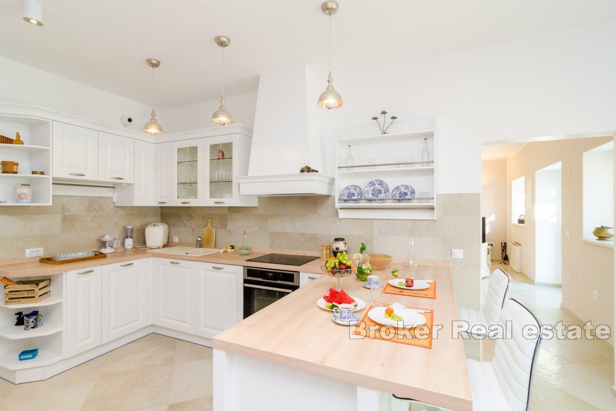 Каменная вилла с бассейном и очаровательным видом на море