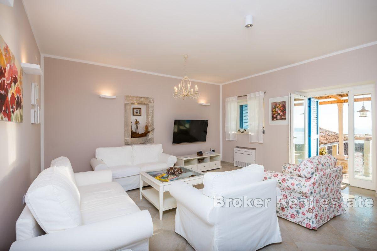 Каменная вилла с бассейном и очаровательным видом на море