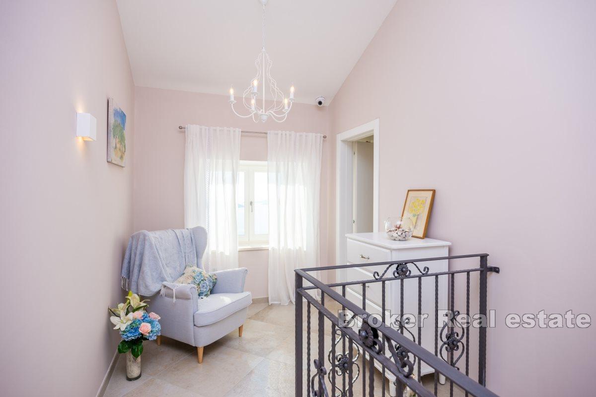 Kamenná vila s bazénem a okouzlujícím výhledem na moře