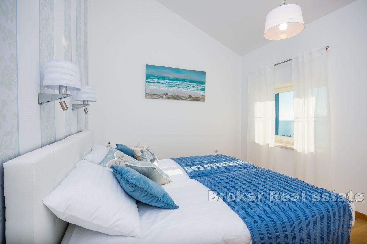 Kamenná vila s bazénem a okouzlujícím výhledem na moře