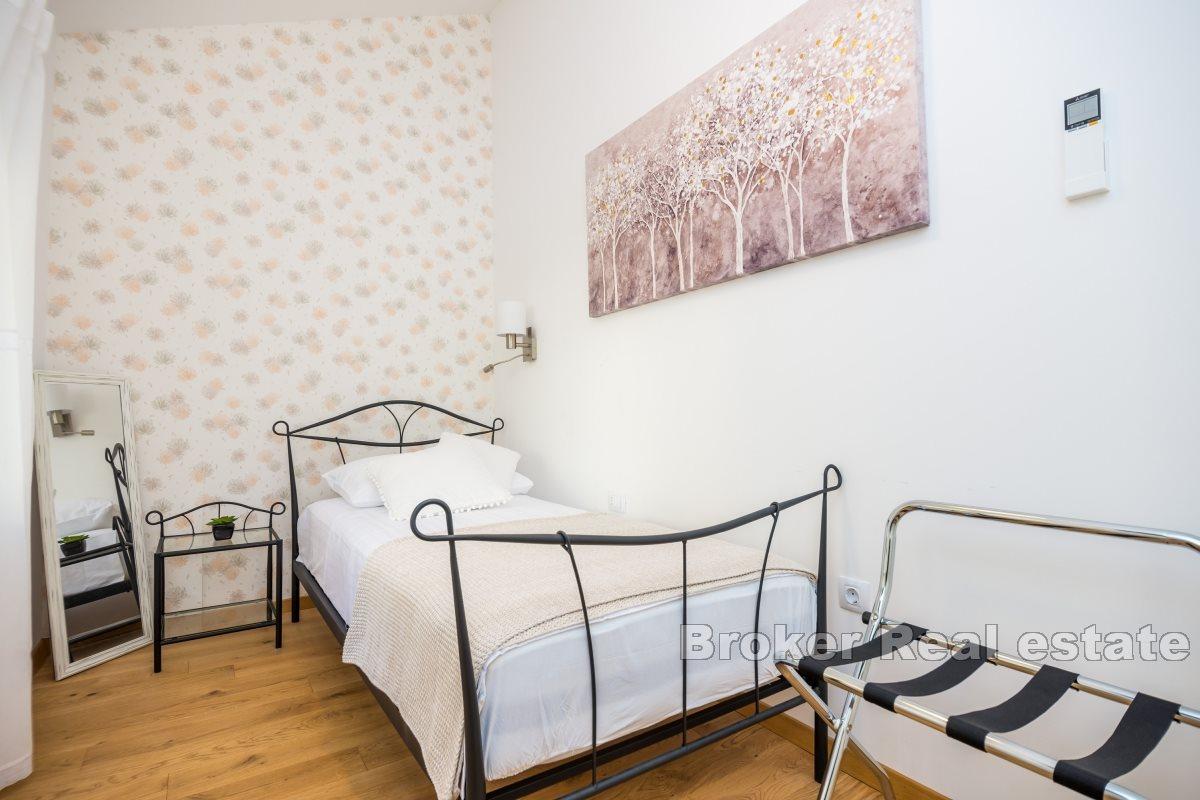 Kamenná vila s bazénem a okouzlujícím výhledem na moře