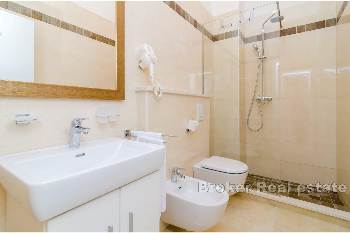 Kamenná vila s bazénem a okouzlujícím výhledem na moře