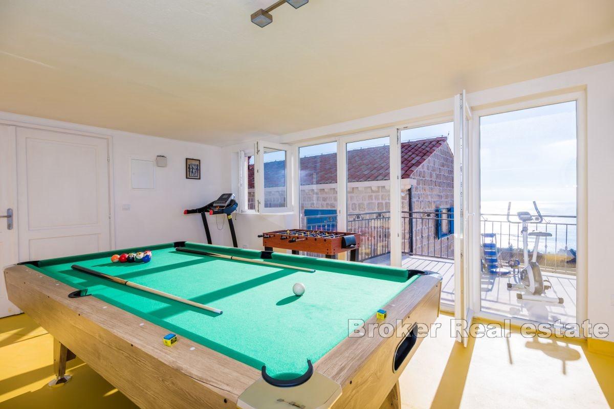 Kamenná vila s bazénem a okouzlujícím výhledem na moře