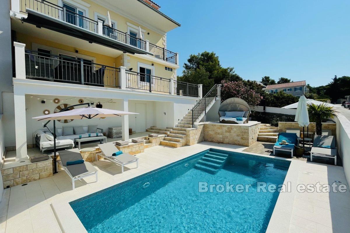 Leilighetshus med havutsikt