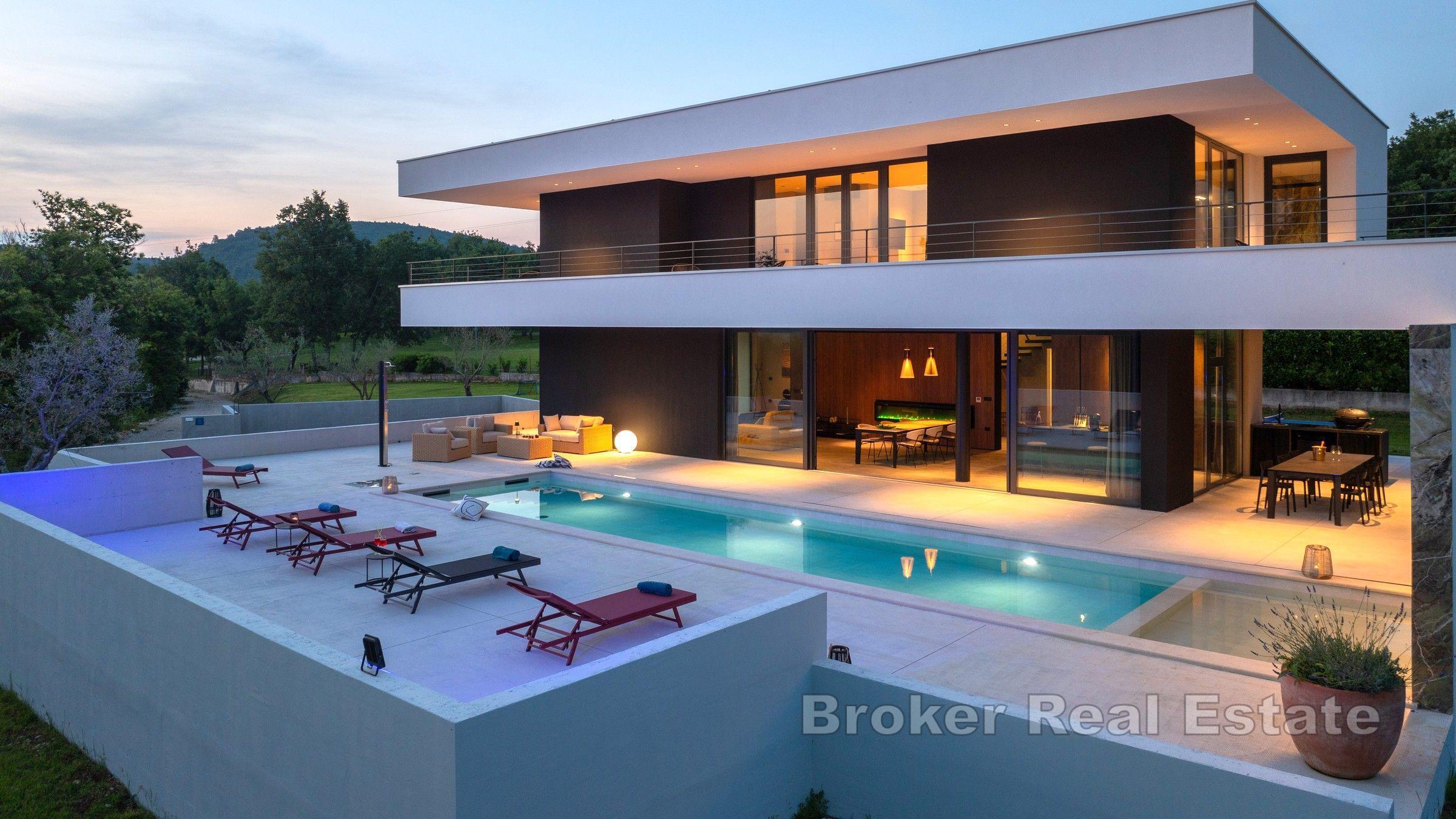 Villa de conception moderne dans un endroit calme